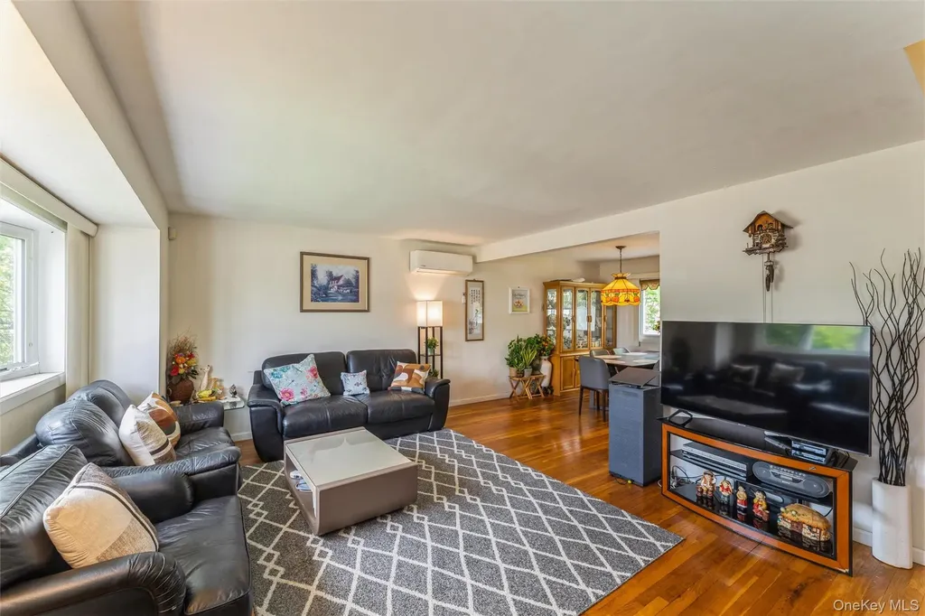 72 Lincoln Road W Plainview NY 11803