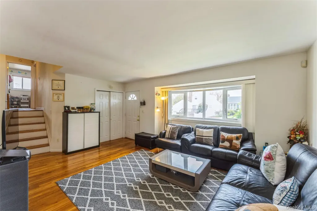 72 Lincoln Road W Plainview NY 11803
