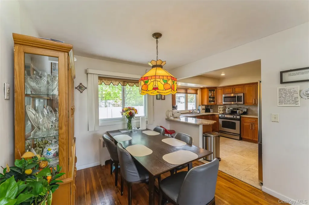 72 Lincoln Road W Plainview NY 11803