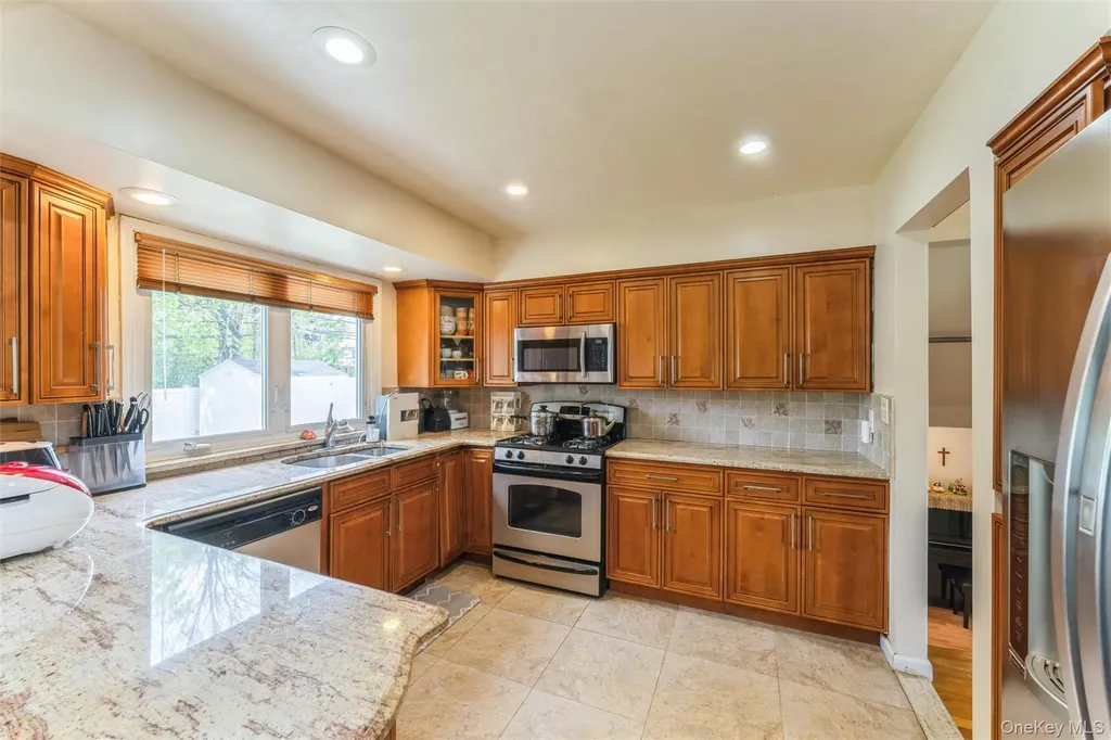 72 Lincoln Road W Plainview NY 11803