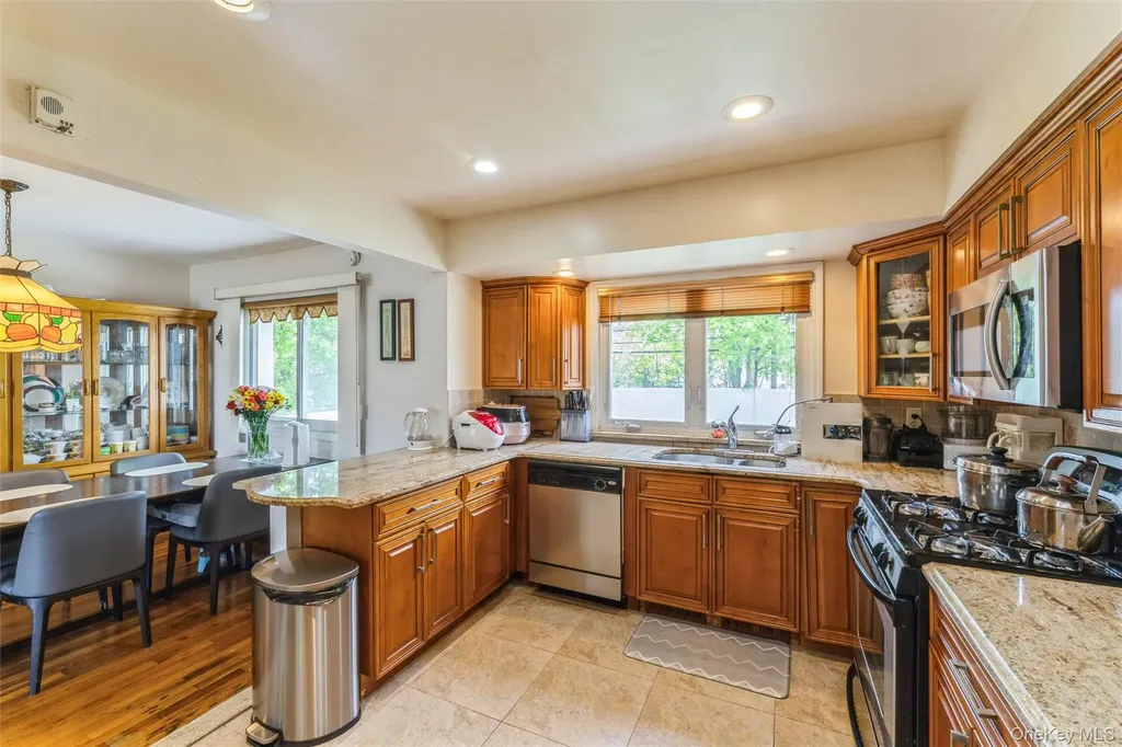72 Lincoln Road W Plainview NY 11803