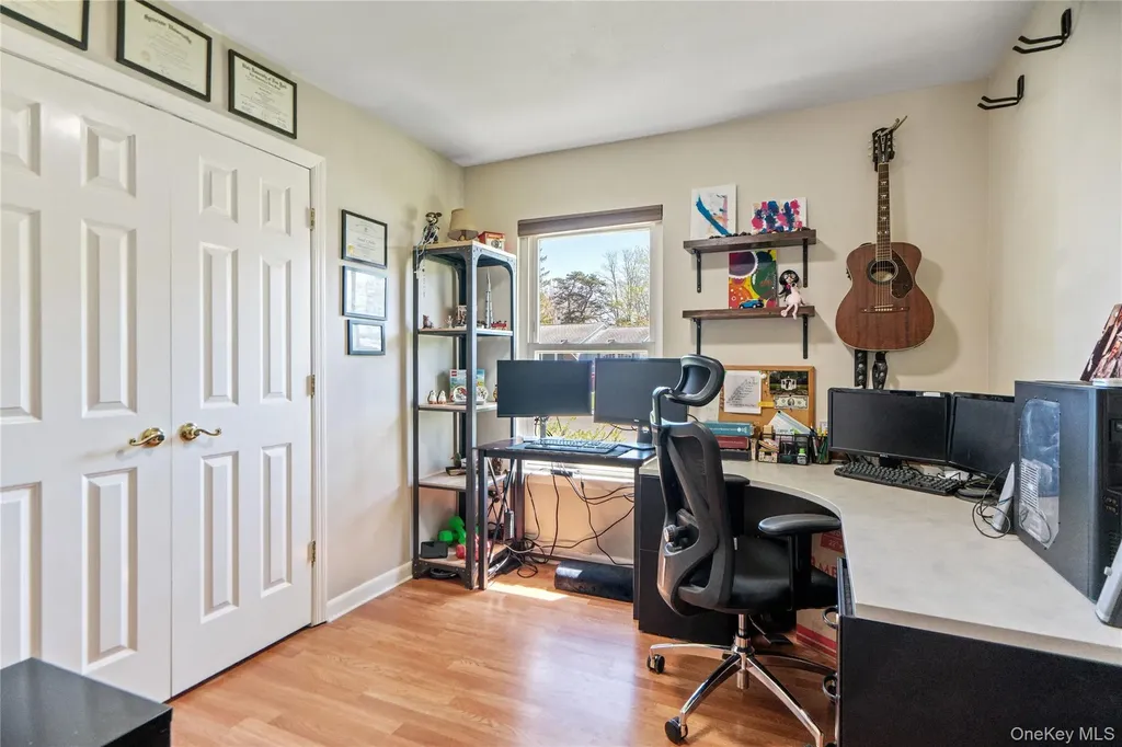 158 Glenmere Way Holbrook NY 11741