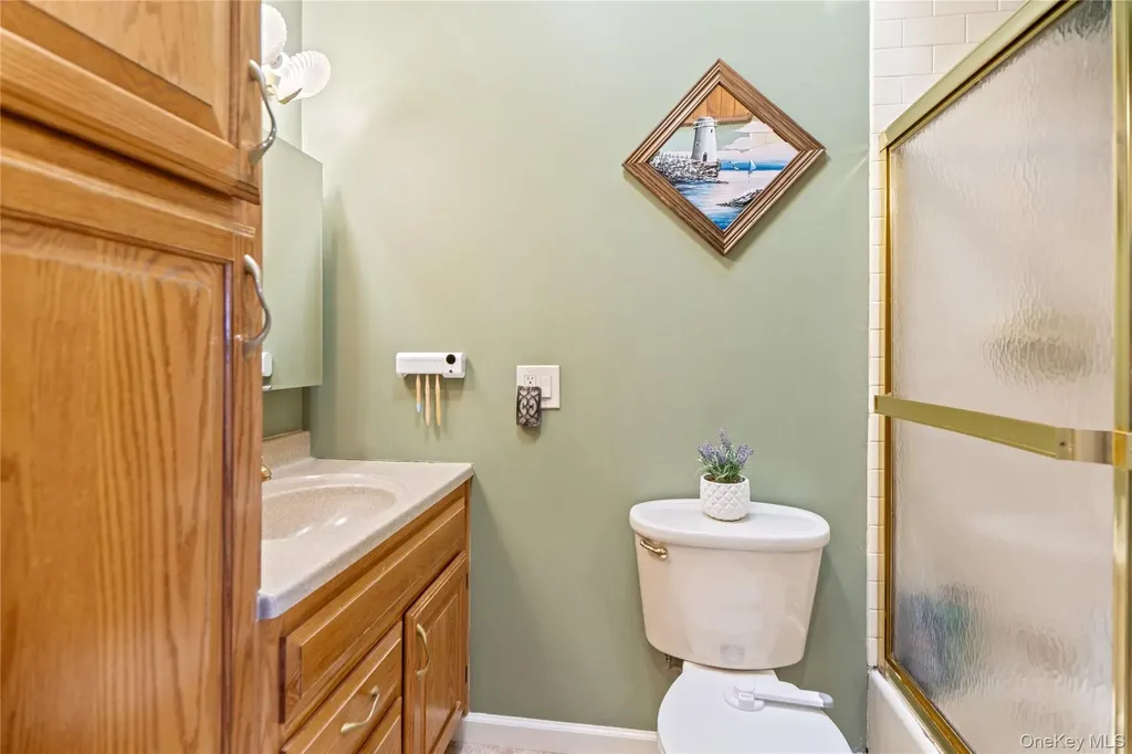 158 Glenmere Way Holbrook NY 11741