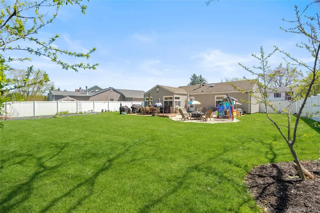 158 Glenmere Way Holbrook NY 11741