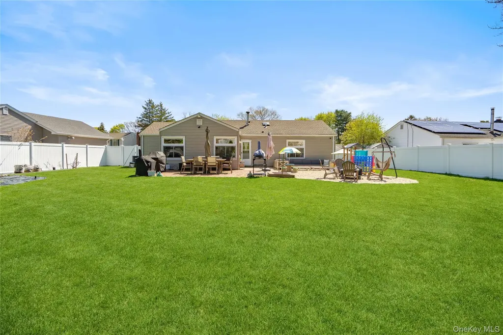 158 Glenmere Way Holbrook NY 11741