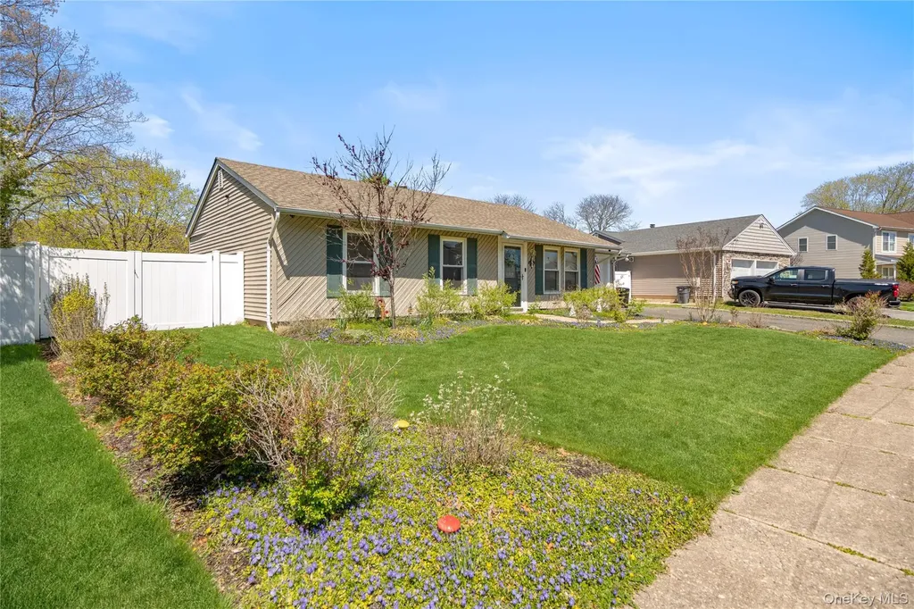 158 Glenmere Way Holbrook NY 11741