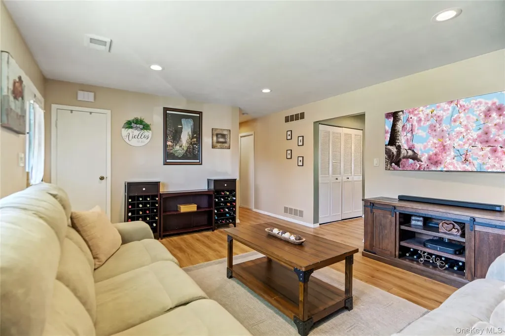 158 Glenmere Way Holbrook NY 11741