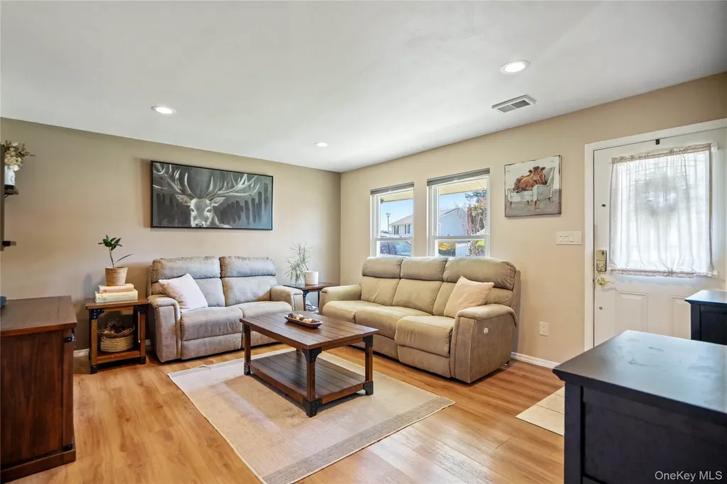 158 Glenmere Way Holbrook NY 11741