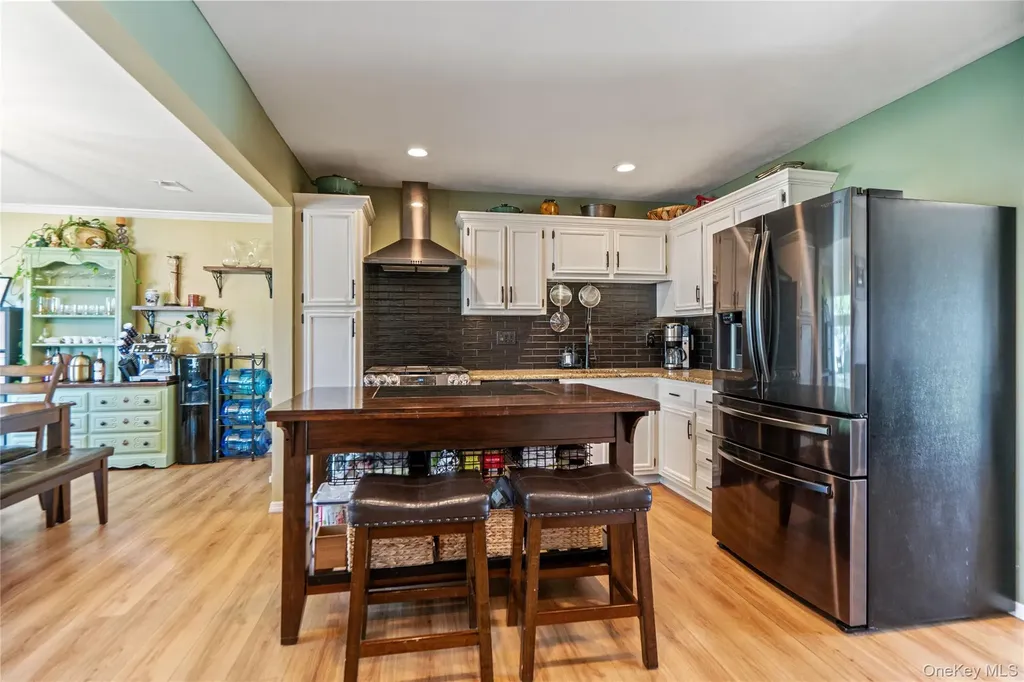 158 Glenmere Way Holbrook NY 11741