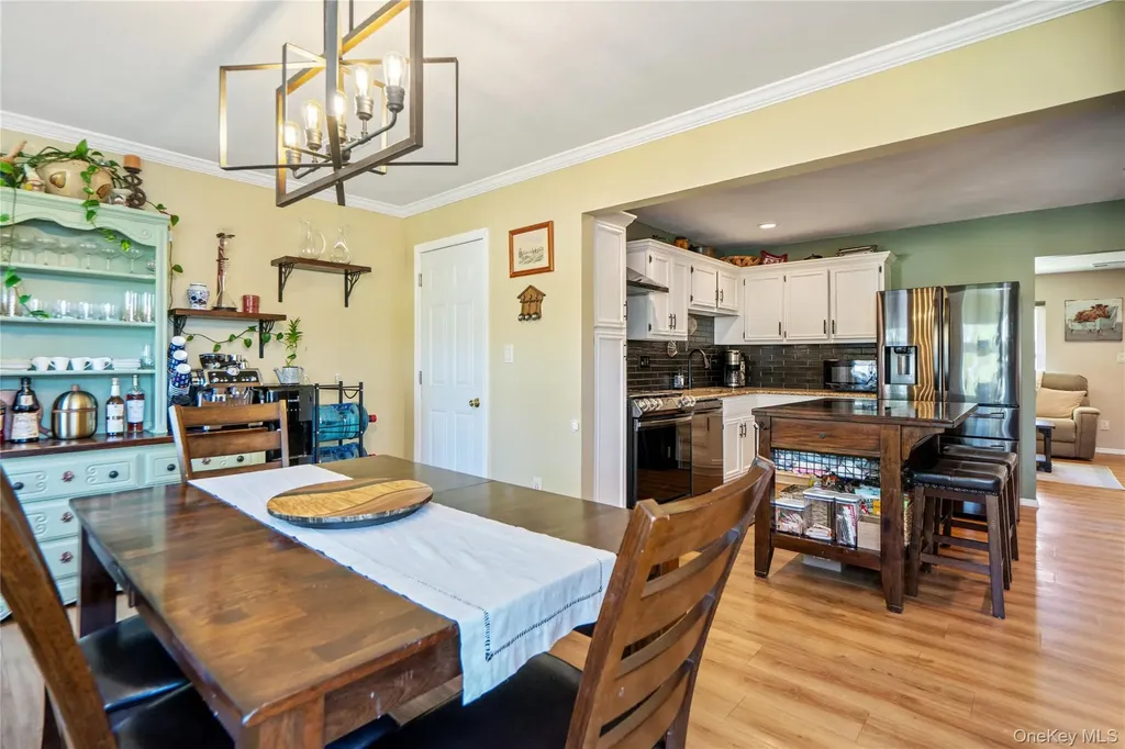 158 Glenmere Way Holbrook NY 11741