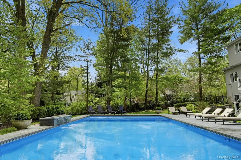 4 Cross Lane Glen Head NY 11545