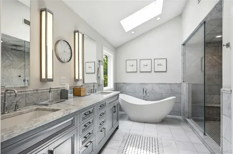 4 Cross Lane Glen Head NY 11545