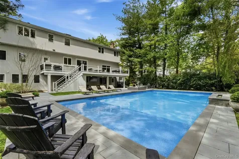 4 Cross Lane Glen Head NY 11545