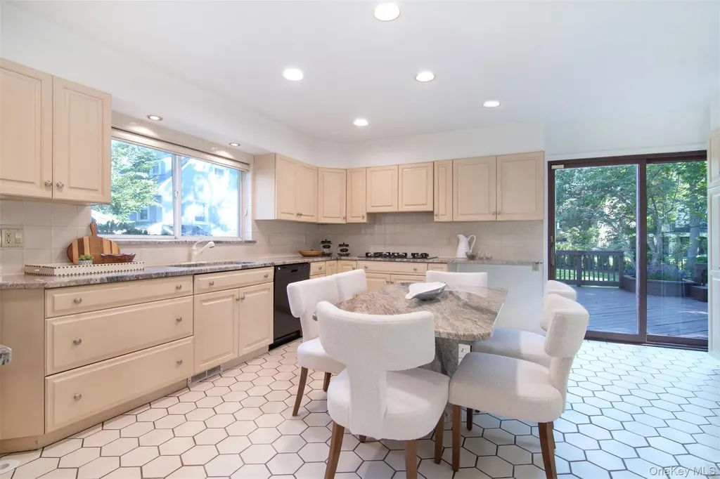 32 Stellar Place Pelham NY 10803