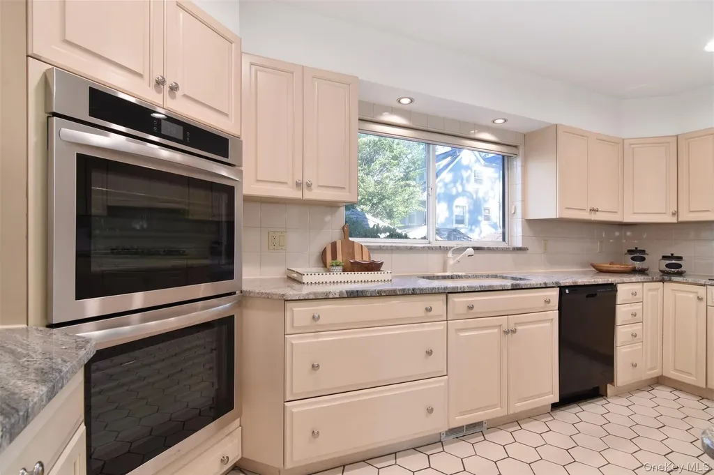 32 Stellar Place Pelham NY 10803