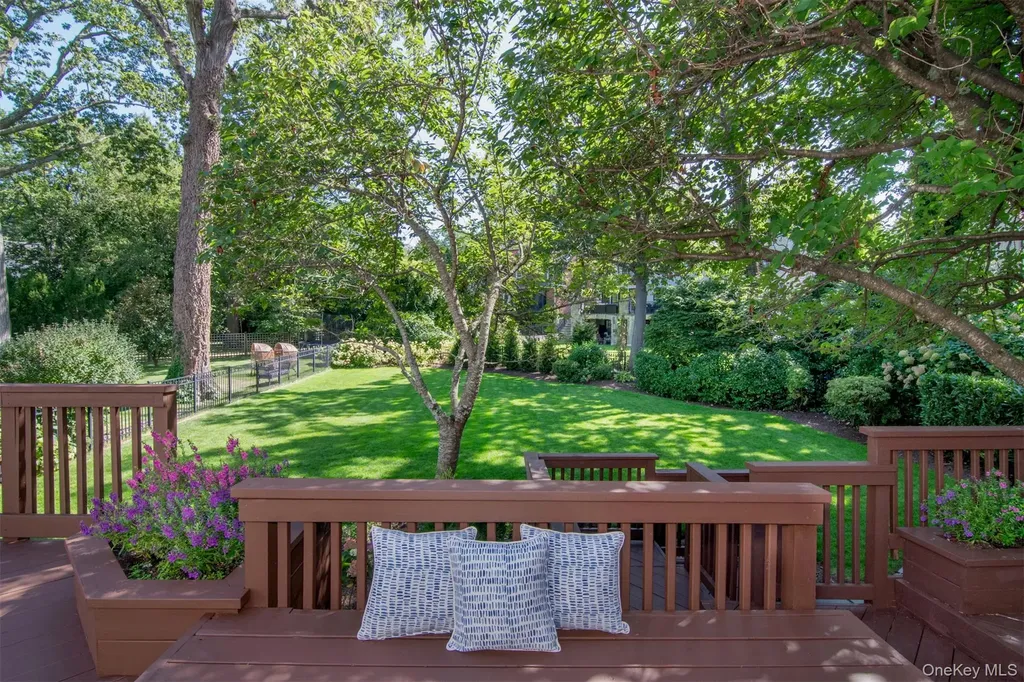 32 Stellar Place Pelham NY 10803