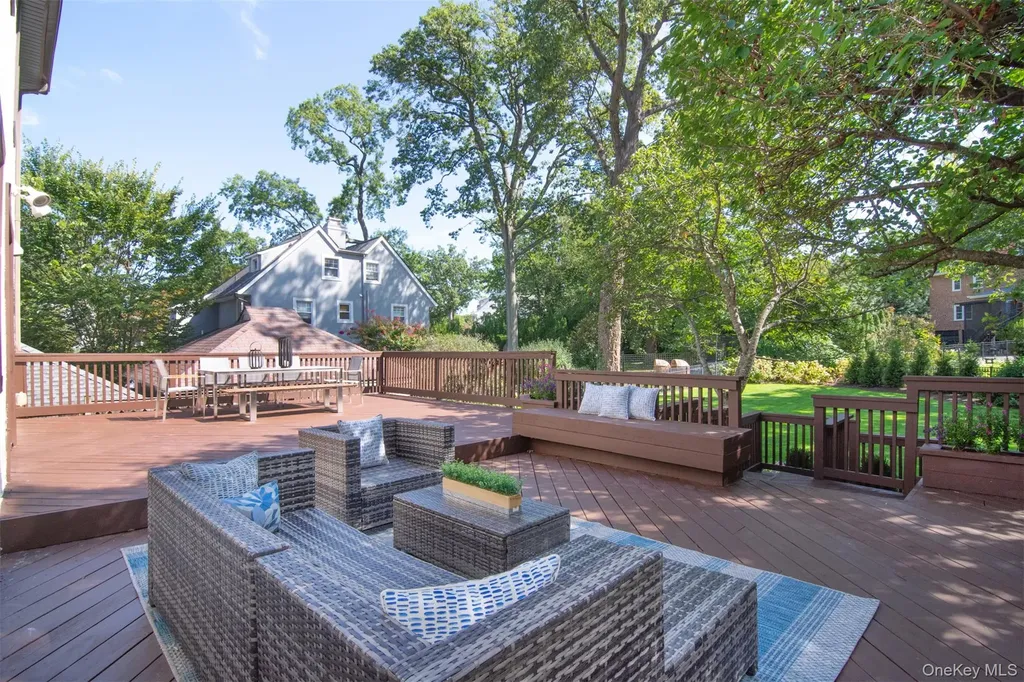 32 Stellar Place Pelham NY 10803