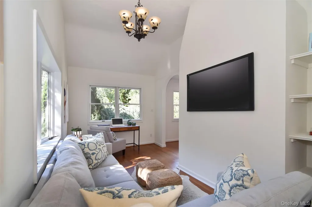32 Stellar Place Pelham NY 10803