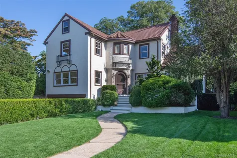 32 Stellar Place Pelham NY 10803