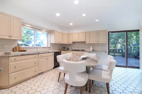 32 Stellar Place Pelham NY 10803