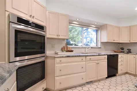 32 Stellar Place Pelham NY 10803