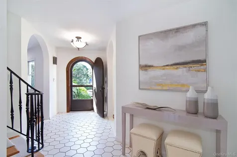 32 Stellar Place Pelham NY 10803