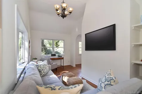 32 Stellar Place Pelham NY 10803