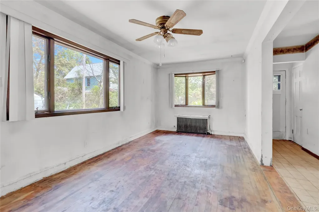 11 5th Avenue S Huntington Station NY 11746