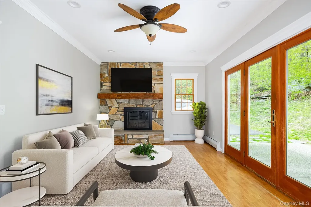 25 Hudson Drive Hyde Park NY 12538