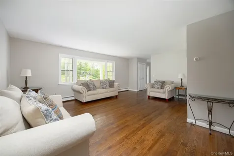 25 Hudson Drive Hyde Park NY 12538