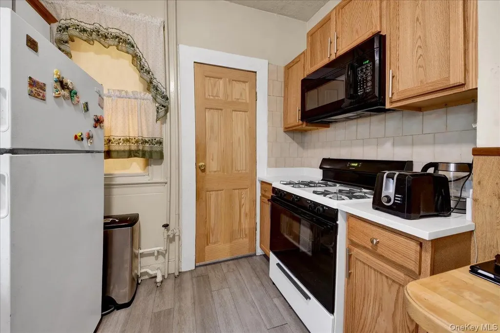 681 E 243rd Street Bronx NY 10470