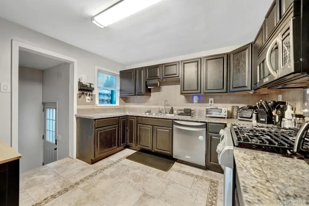 105 Thomas Place Bellmore NY 11710