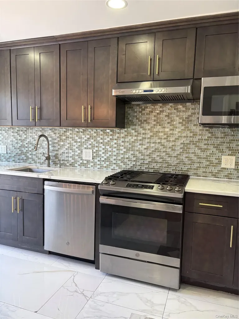 2262 Leighton Road Elmont NY 11003