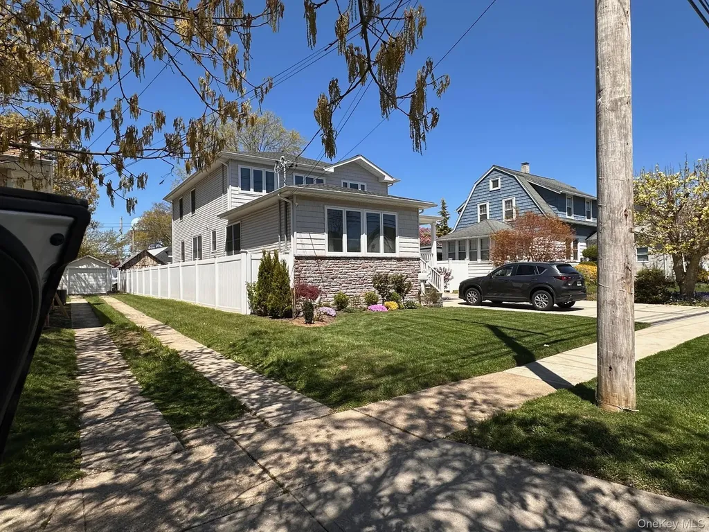 84 Commonwealth Avenue Merrick NY 11566