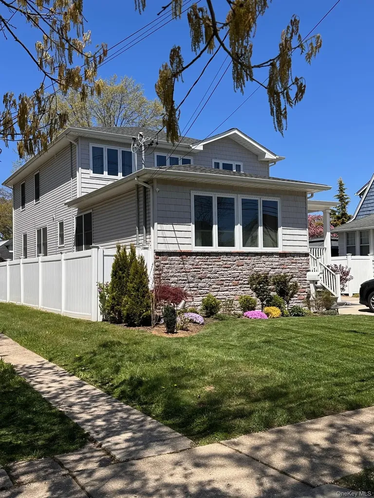 84 Commonwealth Avenue Merrick NY 11566