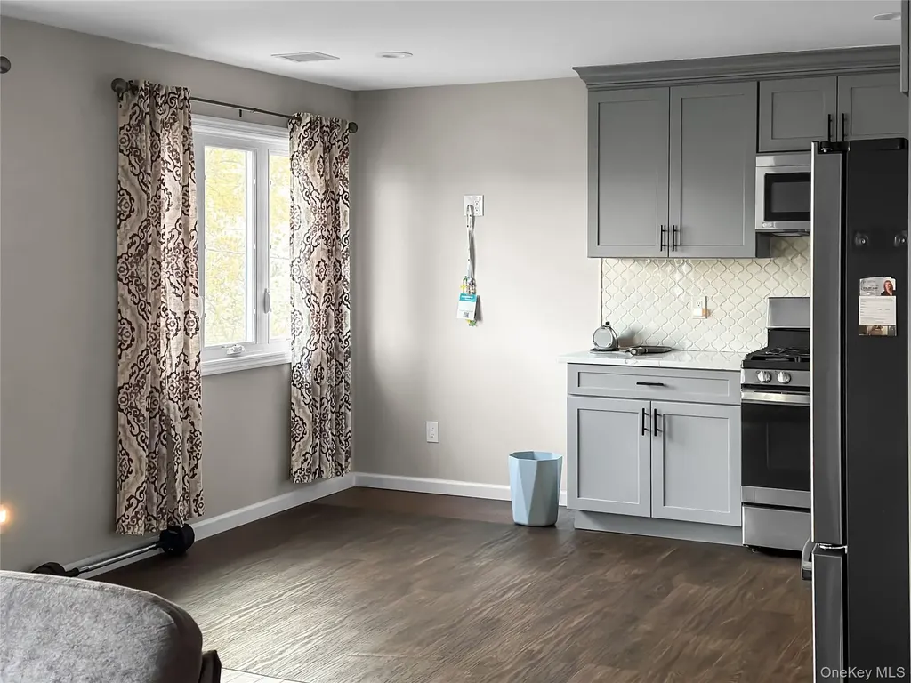 84 Commonwealth Avenue Merrick NY 11566