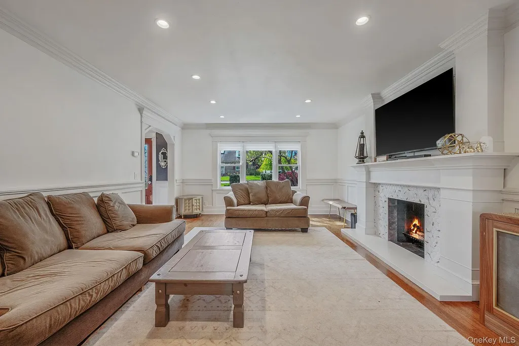 16 Glen Lane Glen Head NY 11545