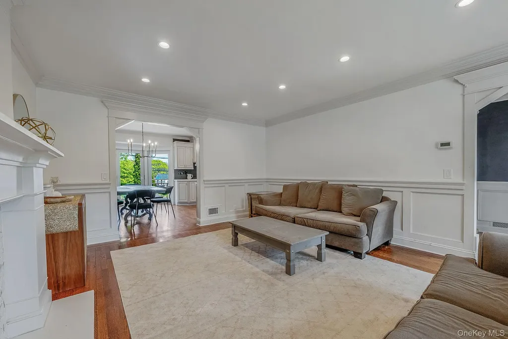 16 Glen Lane Glen Head NY 11545