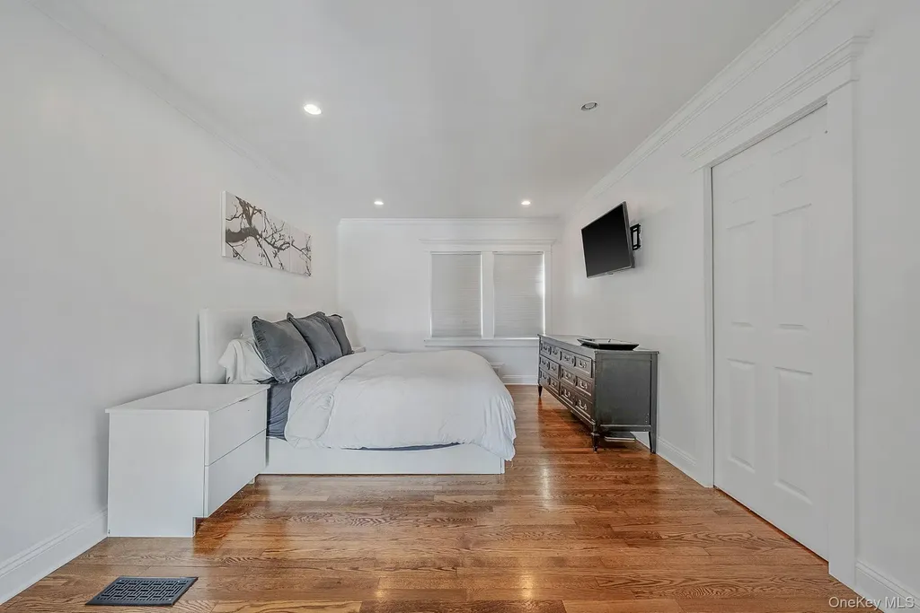 16 Glen Lane Glen Head NY 11545