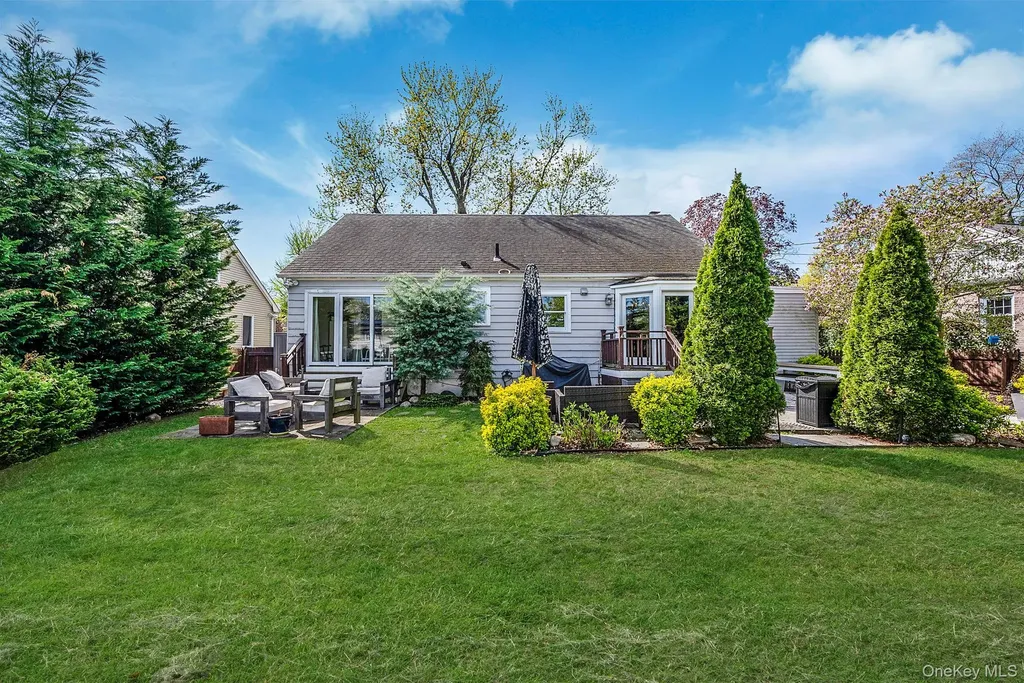 16 Glen Lane Glen Head NY 11545