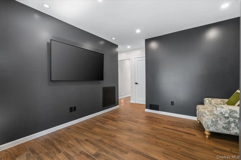 10 Lea Place Albertson NY 11507