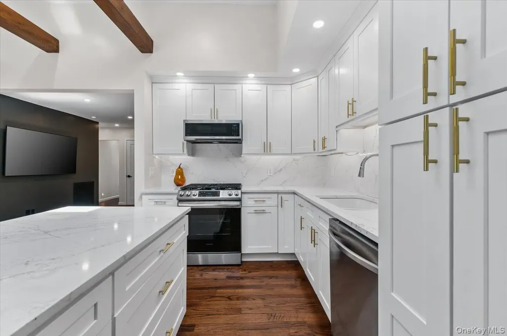 10 Lea Place Albertson NY 11507