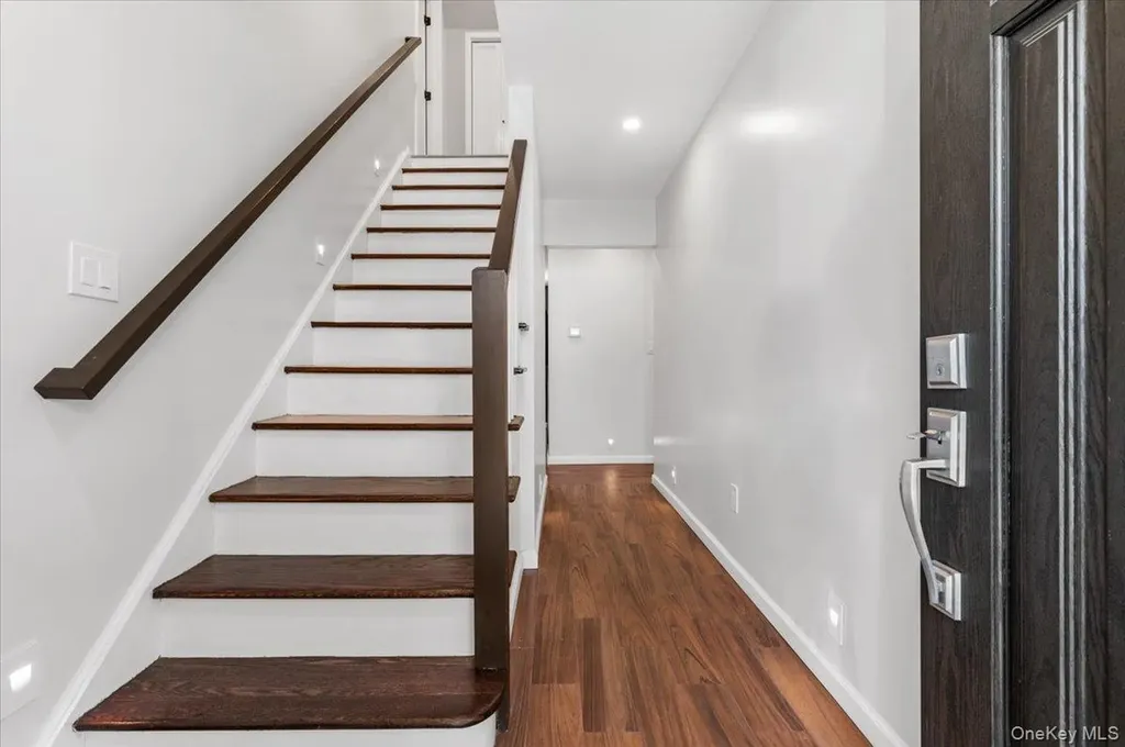 10 Lea Place Albertson NY 11507
