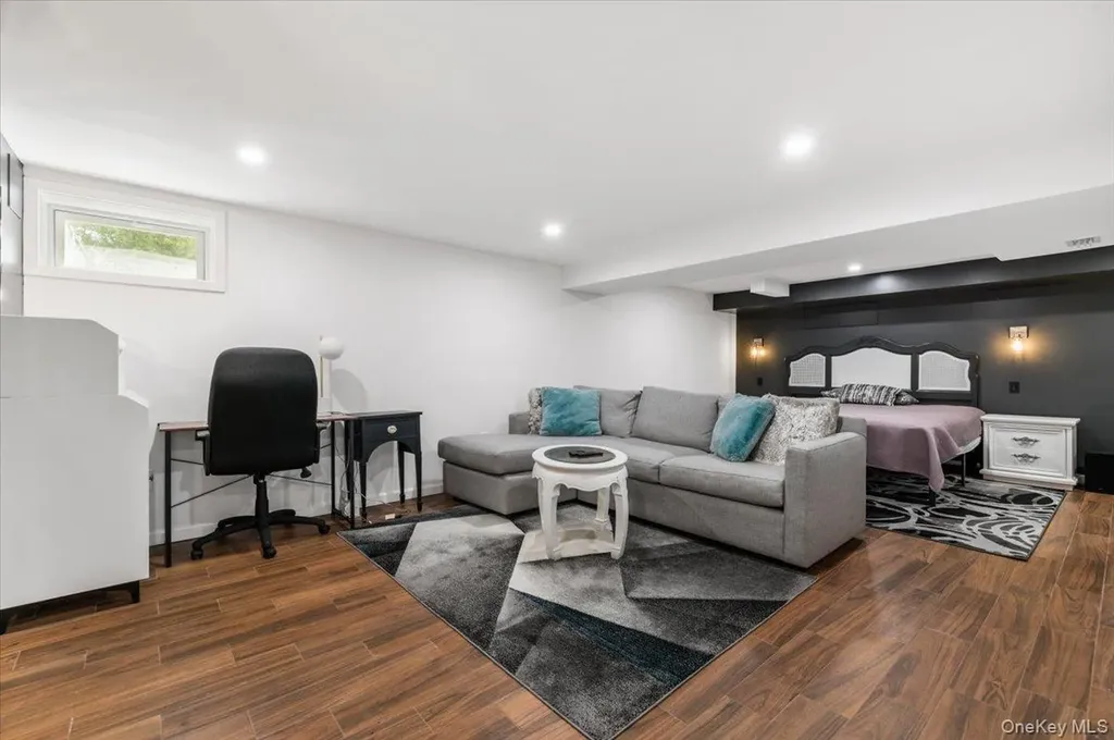 10 Lea Place Albertson NY 11507