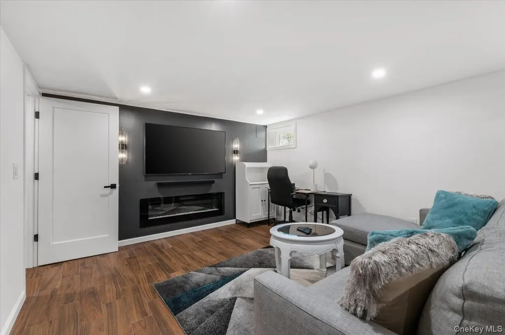 10 Lea Place Albertson NY 11507