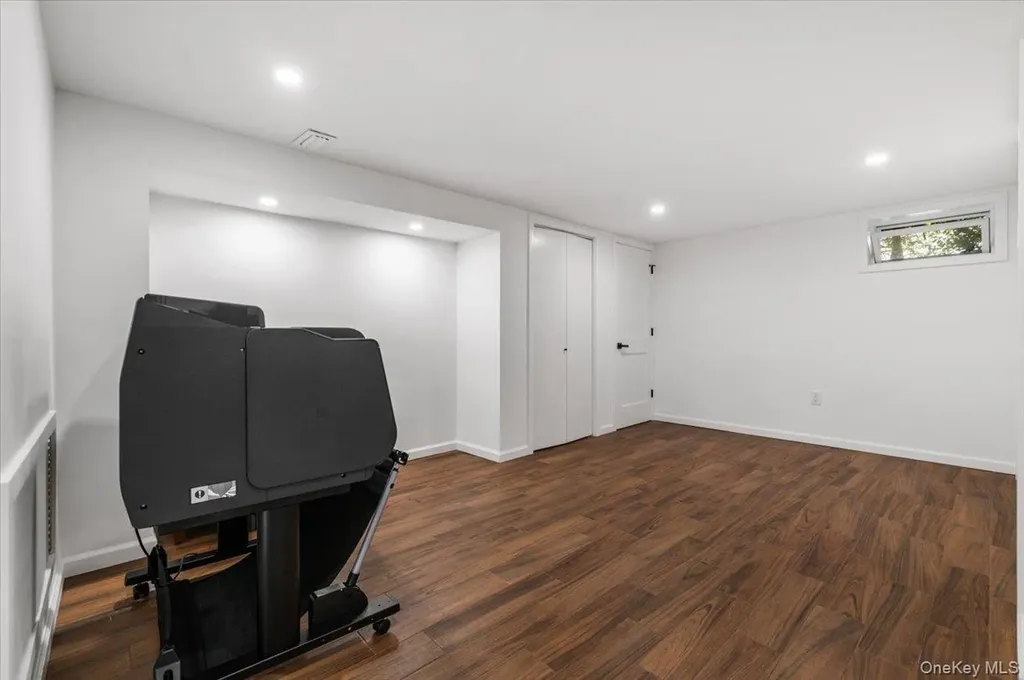 10 Lea Place Albertson NY 11507