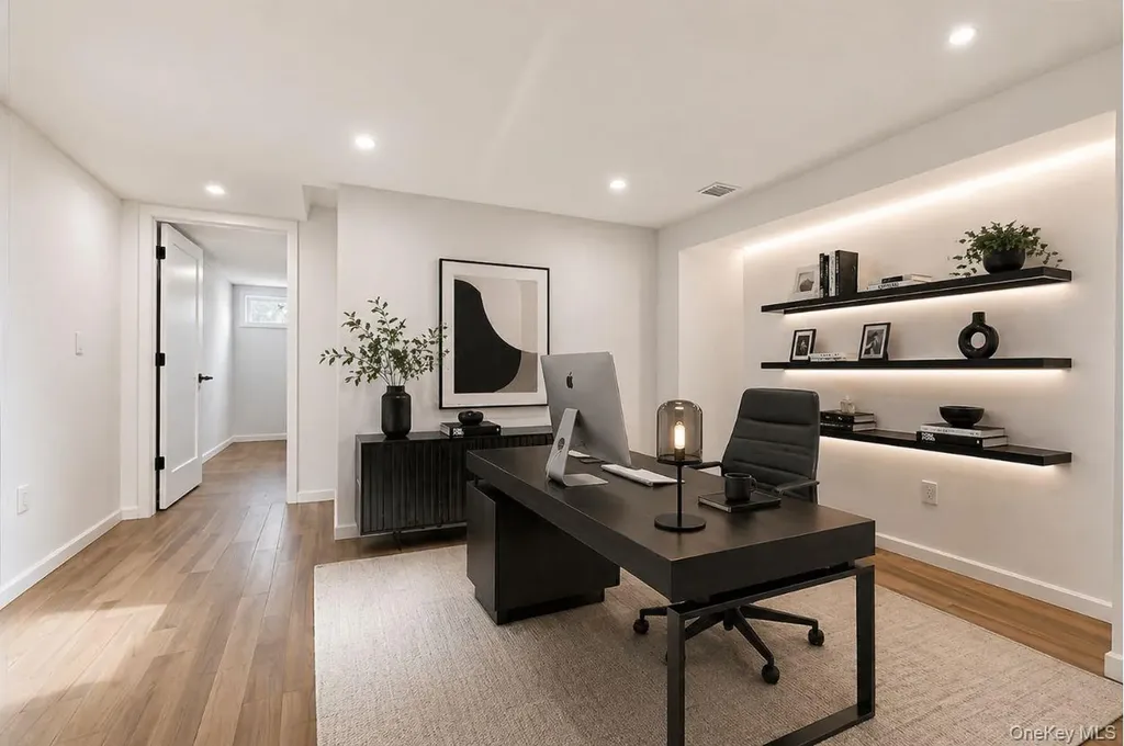 10 Lea Place Albertson NY 11507