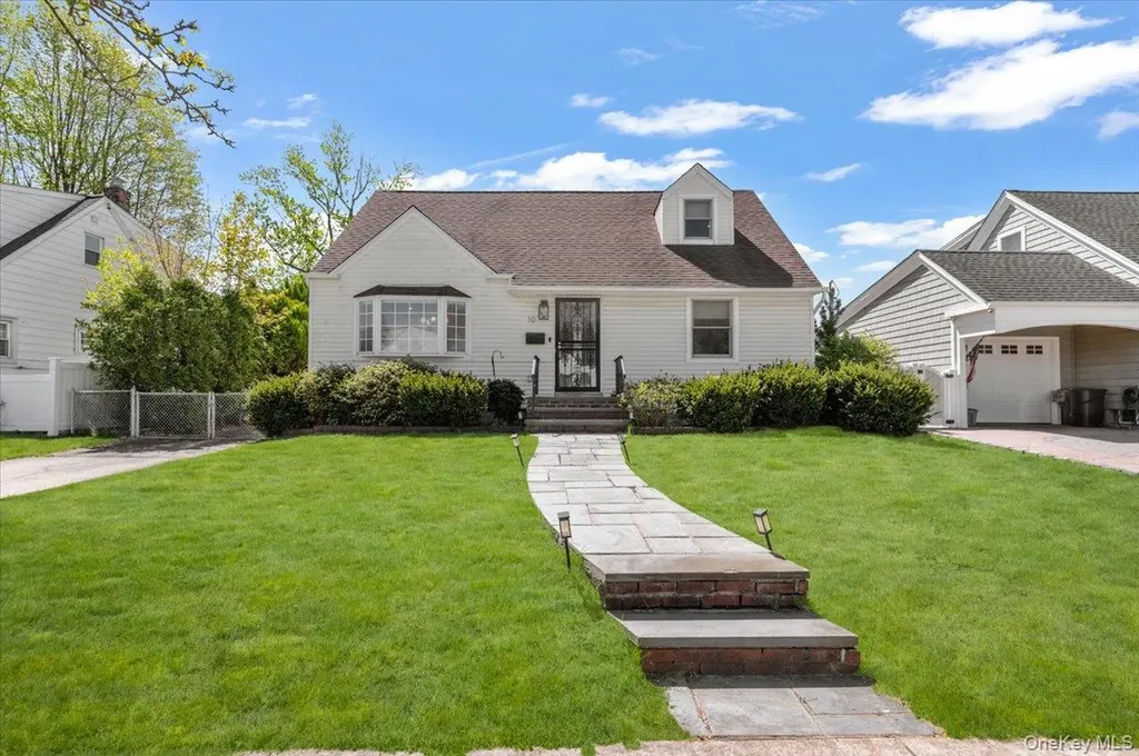 10 Lea Place Albertson NY 11507