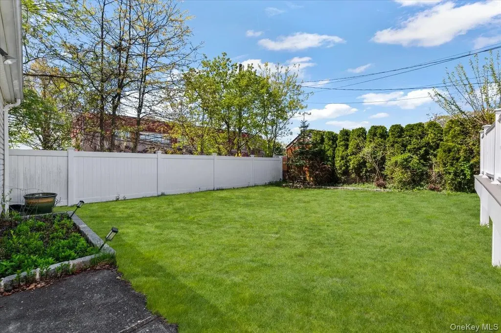 10 Lea Place Albertson NY 11507