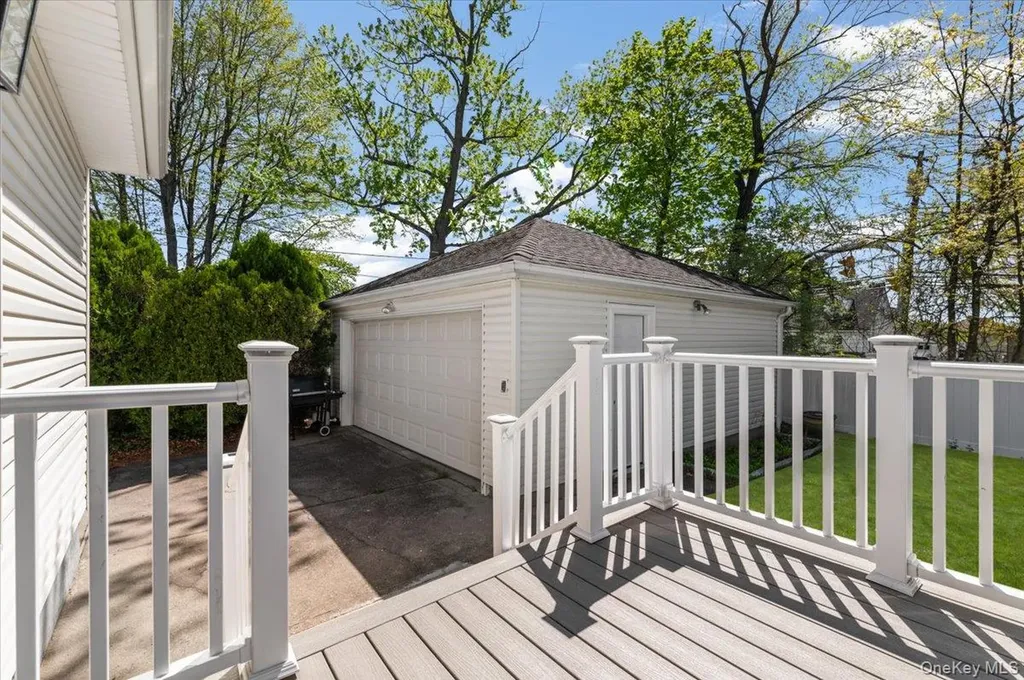 10 Lea Place Albertson NY 11507